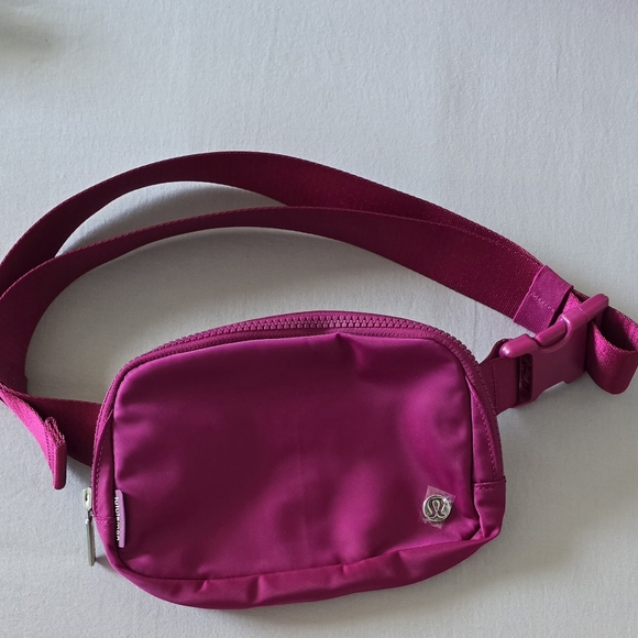 lululemon athletica Handbags - Lululemon Everywhere Belt Bag